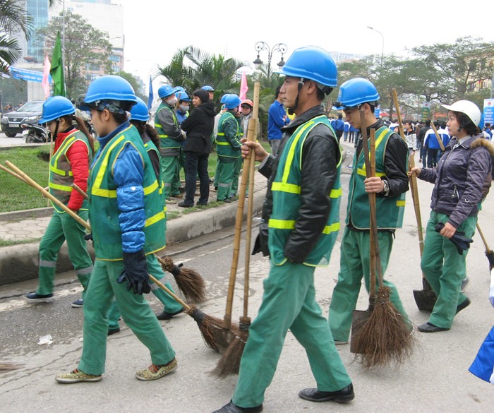 Các nhân viên vệ sinh môi trường rầm rộ ra quân